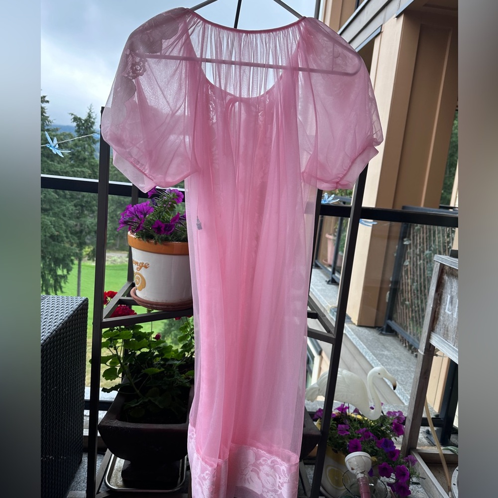 PINK Mad Men era Nylon Peignoir . Cute and sensual. Vintage Flowing Chiffon…